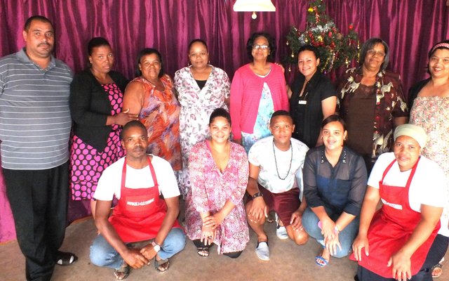 Die organiseerders en spyseniers wat vir die gesellige Kersgeleentheid verantwoordelik was, met agter van regs na links Gerda Gibson (Silwerjare), Magrieta Adams (Bestuurder: Silwerjare) en Natalie Theunisen van die Dept Maatskaplike Ontwikkeling